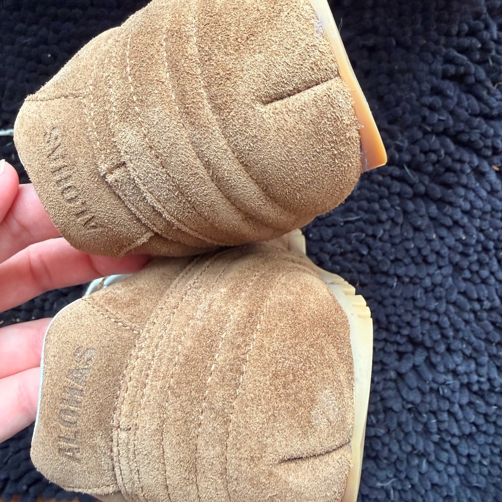 Alohas tan sneakers - Picture 3 of 5